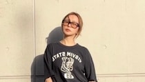 【40代スナップ】Tシャツ×ダメージデニムを「レオパードサンダル」でレディに◎｜舘かおりさん