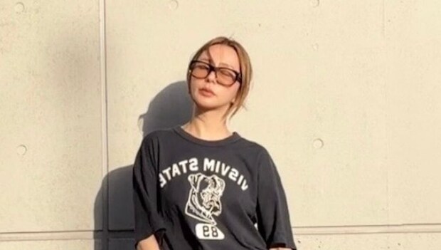 【40代スナップ】Tシャツ×ダメージデニムを「レオパードサンダル」でレディに◎｜舘かおりさん