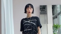 【40代スナップ】「プリントT」もシアースカートやブーツ投入でモードに決まる｜柳亜矢子さん