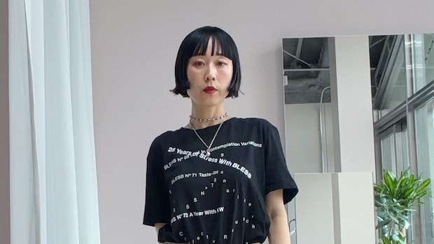 【40代スナップ】「プリントT」もシアースカートやブーツ投入でモードに決まる｜柳亜矢子さん