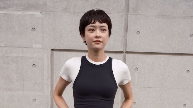 【40代スナップ】Tシャツに「タンクトップレイヤード」でシンプルコーデが洒落る｜増渕聡美さん