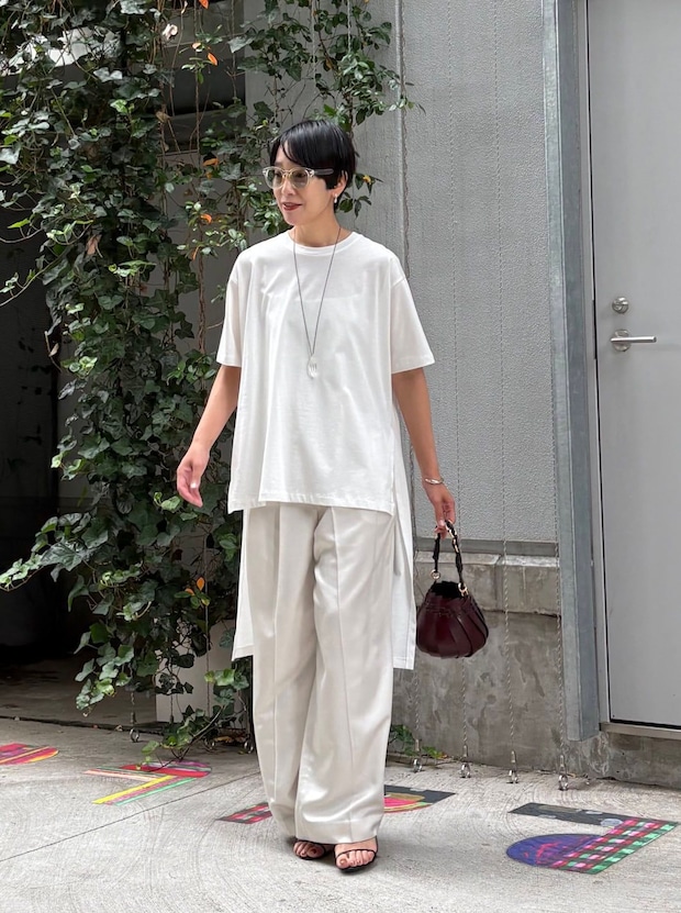 【40代スナップ】大人のオールホワイトは「上品なツヤ」を投入するのが最適解です|前田路子さん