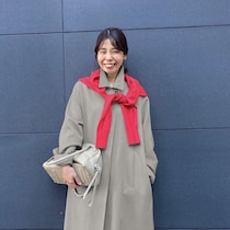 「長く愛用したいコート」に赤を効かせたパリシックなスタイル！【365日スナップ】青山沙起子さん