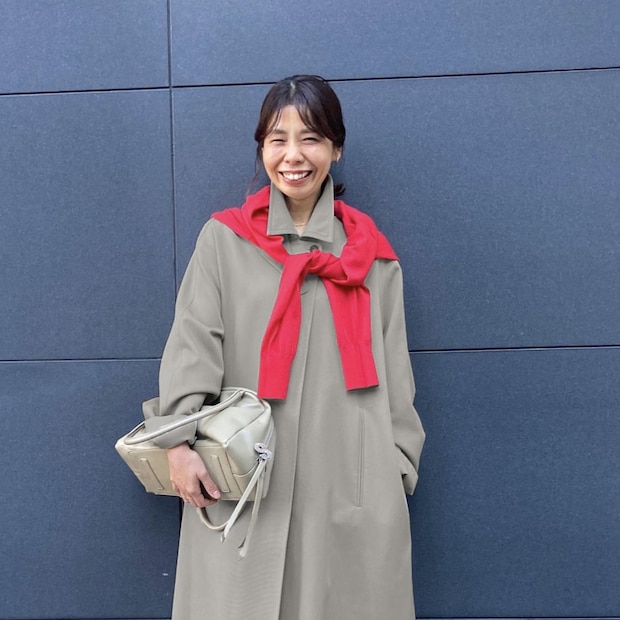 「長く愛用したいコート」に赤を効かせたパリシックなスタイル！【365日スナップ】青山沙起子さん