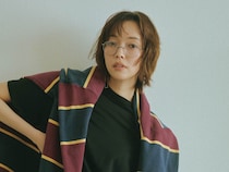 シンプルコーデには小物感覚で【ラガーシャツ】投入。「肩掛け」で奥行きが出て一気に洒落ます！