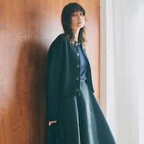 肩がラウンドしたシルエットのジャケットとフレアSKでちょい甘に。金子綾さんの今の気分とは