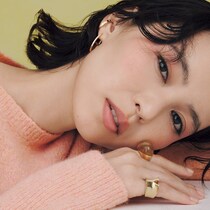 大人のピンクメイクと相性◎なのはゴールドのジュエリー。ゴツめデザインで甘さとバランスを