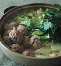 しょうが香る鶏だんごと三つ葉がウマ～！ 家にある調味料だけで作れる『鶏だんご、白菜、三つ葉の和風鍋』レシピ