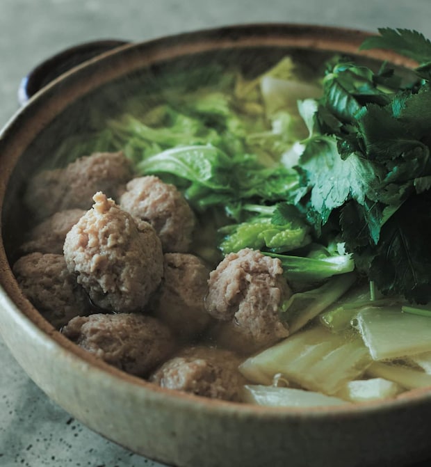 しょうが香る鶏だんごと三つ葉がウマ～！ 家にある調味料だけで作れる『鶏だんご、白菜、三つ葉の和風鍋』レシピ