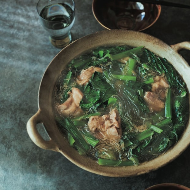 家にある調味料で本格的な味。オイスターソースをきかせた『鶏肉と小松菜の中華春雨鍋』レシピ