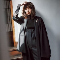 黒＝地味色は間違い。素材のレイヤードでモノトーンでもハデに洒落ます！
