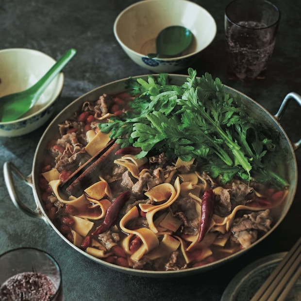簡単なのに味は本格的。ラー油で辛さを調整する『牛肉、春菊、豆腐干の辛味スパイス鍋』レシピ