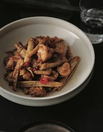 おつまみに！「鶏肉とごぼうのピリ辛甘酢和え」「たことカリフラワーの粒マスタード和え」レシピ