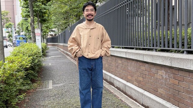梅雨は超ビッグなリネンシャツで快適に。アクセで萌え袖アレンジする天才的アイデア【メンズスナップ】