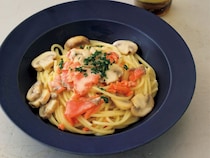 濃厚ソースに白ワインの隠し味がそそる【スモークサーモンのクリームソースパスタ】簡単レシピ