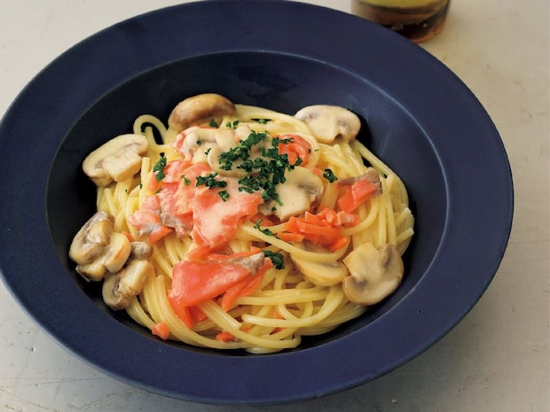 濃厚ソースに白ワインの隠し味がそそる【スモークサーモンのクリームソースパスタ】簡単レシピ