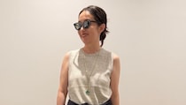 【40代スナップ】リラックスコーデを「キャットアイサングラス」で引き締め！｜泉 亜希子さん