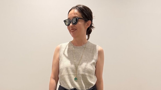 【40代スナップ】リラックスコーデを「キャットアイサングラス」で引き締め！｜泉 亜希子さん
