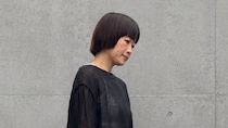 【40代スナップ】サマーブラックコーデに映える「リネンバッグ」が超使える！｜青木広子さん