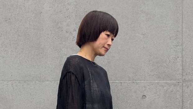 【40代スナップ】サマーブラックコーデに映える「リネンバッグ」が超使える!|青木広子さん