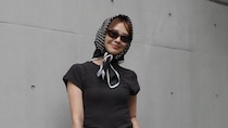 【40代スナップ】洒落て日よけもできて腰巻きもできる「スカーフ」が万能すぎ！｜合田真由さん