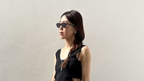 【40代スナップ】真夏のシンプルコーデは「黒小物&ジュエリー」で涼しげに盛る｜岡松真由さん