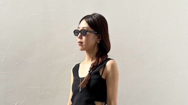 【40代スナップ】真夏のシンプルコーデは「黒小物&ジュエリー」で涼しげに盛る｜岡松真由さん
