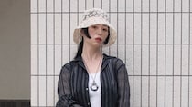【40代スナップ】「それどこの？」と聞かれるラタンジュエリーで夏らしさを盛る｜砂辺綾子さん