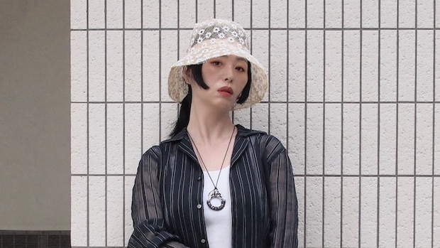 【40代スナップ】「それどこの？」と聞かれるラタンジュエリーで夏らしさを盛る｜砂辺綾子さん