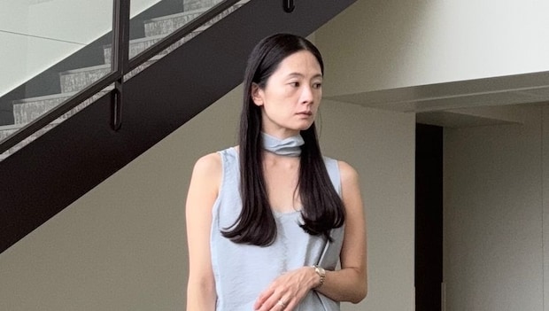 【40代スナップ】大人こそ似合う「きらめきサンダル」が夏コーデを格上げします|林 聖子さん