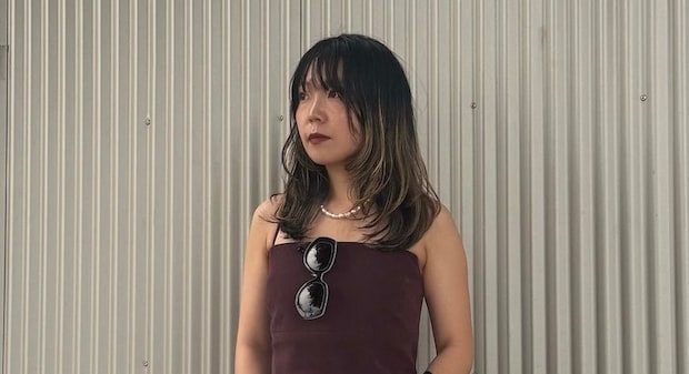 【40代スナップ】サングラスにジュエリー。「小物づかい」で夏コーデが洒落ます｜狩野明歩さん