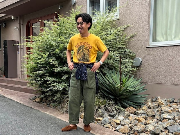 シャツ腰巻きは前身頃を表にボタン1つ留め。+αでTシャツコーデが劇的に洒落る!【メンズスナップ】