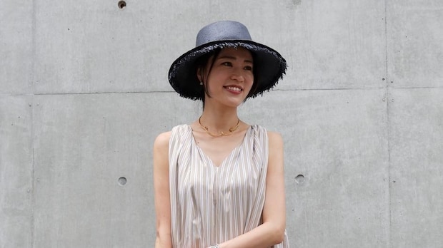 【40代スナップ】ネイビーのパナマハットで夏のワンピコーデをシックに、都会的に｜長谷川直美さん