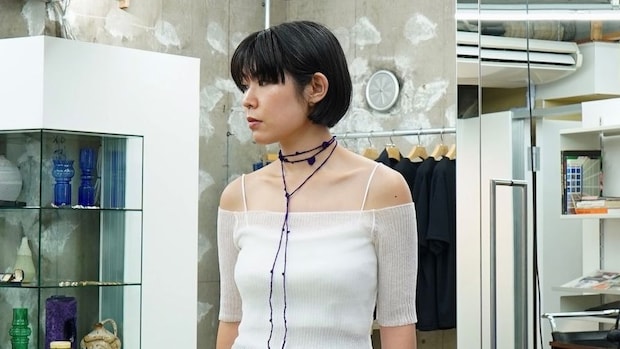 【40代スナップ】夏のデニム＋肌見せコーデには「チョーカー」風ストリングが効果的です｜新垣結花莉さん