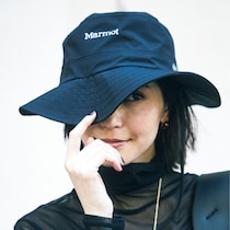 ミリタリー系シャカパンを潔くロングブーツにイン。都会派にオススメのアスレジャースタイル