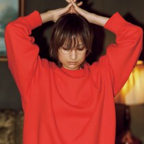 日常着に真っ赤な服を。気負わずデイリーに着たい「トマトレッド」