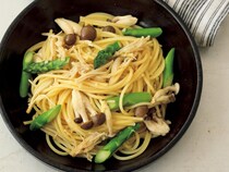 食欲そそるバターの香りに、きのこの旨みたっぷりのだし【きのこのバターしょうゆスパゲッティ】