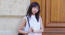【40代スナップ】まとめ髪やバッグアクセにも。「ヘアクリップ」が夏大活躍！｜たなべさおりさん