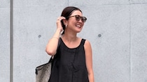 【40代スナップ】夏は1枚で決まるブラックドレスに旬の「トングサンダル」が気分｜目黒越子さん