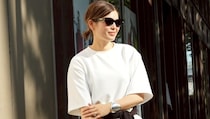【40代スナップ】ホワイトコーデに「かごバッグ」と「ターコイズ」で夏らしさ満点｜岩渕紘子さん