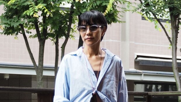 【40代スナップ】存在感抜群なのにヌケもある「キャットアイクリアサングラス」｜森田麻衣子さん