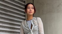 【40代スナップ】夏コーデに旬の「ジェリーサンダル」投入で足元までシアーに！｜小川奈美さん