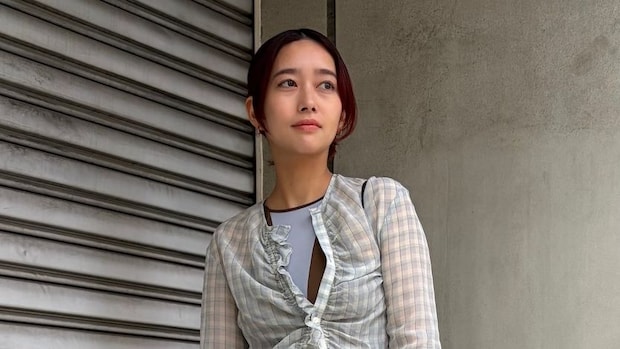 【40代スナップ】夏コーデに旬の「ジェリーサンダル」投入で足元までシアーに!|小川奈美さん