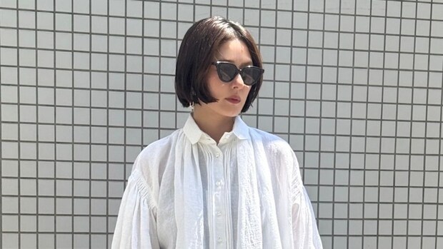 【40代スナップ】「洗練かごバッグ」が大人の夏モノトーンスタイルで断然映える｜高橋悠さん