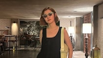【40代スナップ】猛暑で爽やか「ミントグリーンのサングラス」が黒コーデを素敵に｜森衣真鈴さん