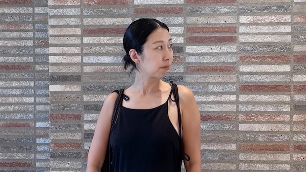 【40代スナップ】暑い夏も快適「ブラックワンピ」がミニマルなのに洒落見えします｜磯部愛里さん