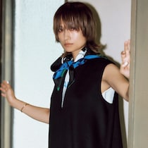 キレイめ服には「ブローチ&スカーフ」を投入！ クラシカルな小物でスタイルをクラスアップ