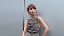 【40代スナップ】流行ってます！「ワンピにスラックス」をレイヤードでハンサムに｜小島奏美さん