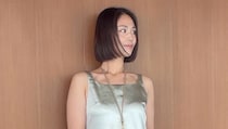 【40代スナップ】クラシカルなネイビーバッグが「上品なサテンワンピ」に映える！｜那須川美香さん