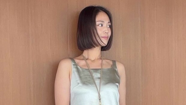 【40代スナップ】クラシカルなネイビーバッグが「上品なサテンワンピ」に映える！｜那須川美香さん